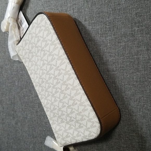 Michael Kors MD Chain Pochette in Vanilla Signature with Gold Stars - Picture 5 of 14